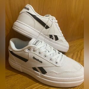 Brand new sneakers! Reebok size 6